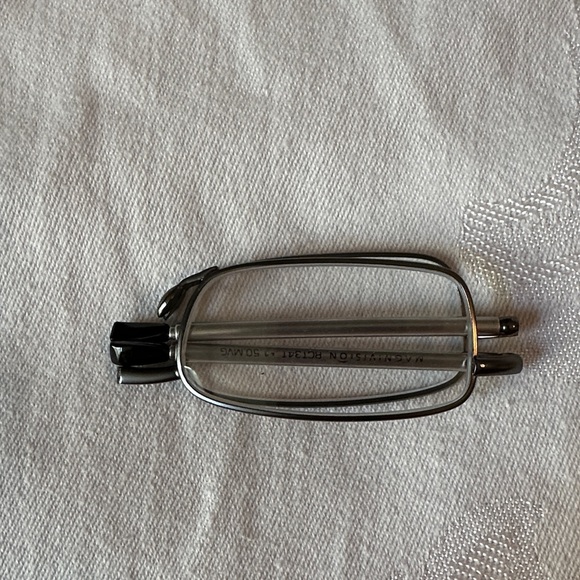 Magnavision Foldable Readers - Picture 6 of 7